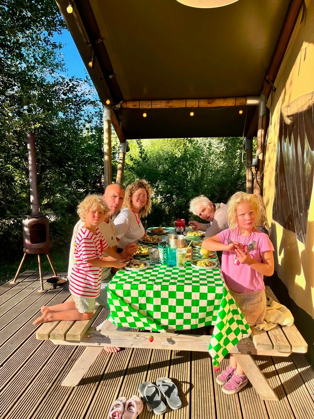 Lenneke van Ingen met haar gezin aan de picknicktafel
